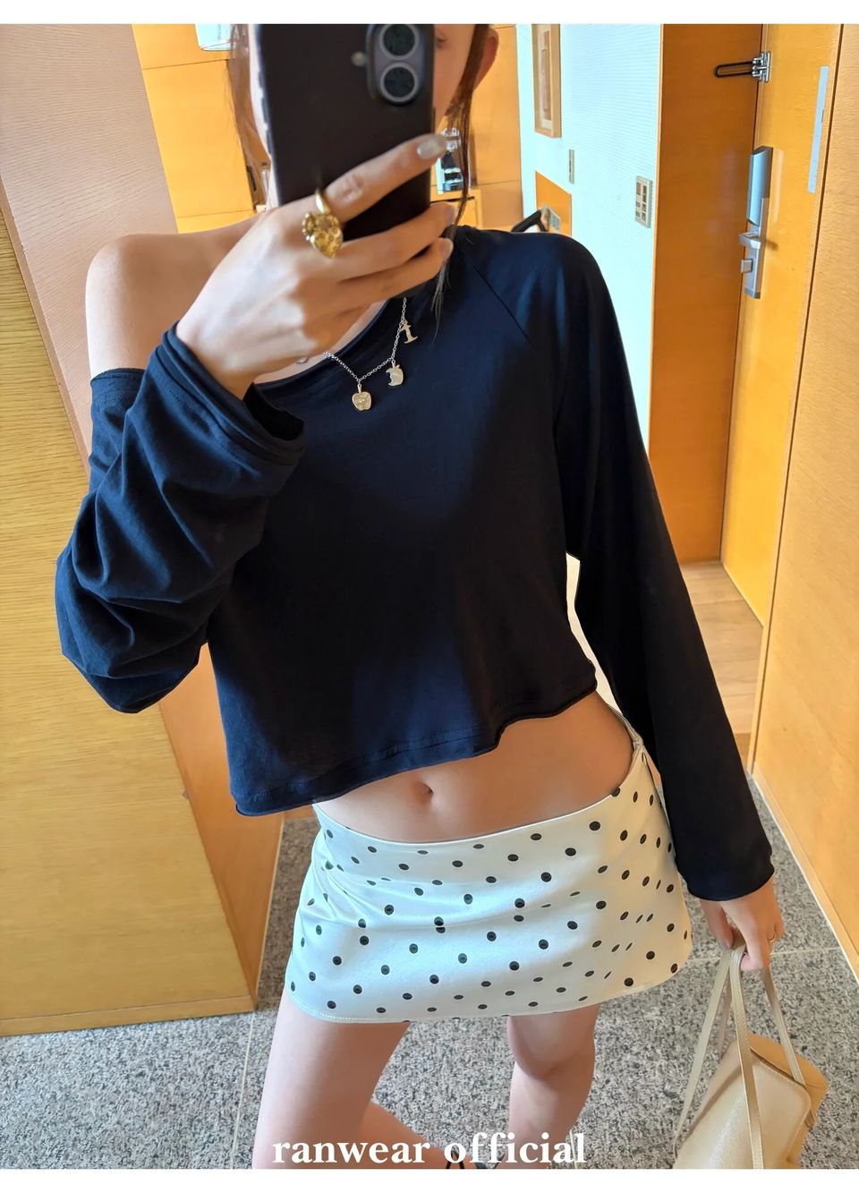 원숄더 이지컷팅 크롭 긴팔탑 상세 이미지 51