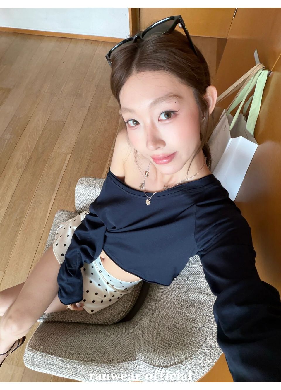 원숄더 이지컷팅 크롭 긴팔탑 상세 이미지 52