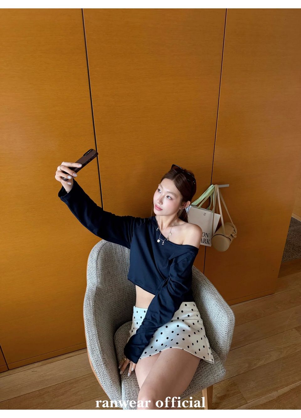 원숄더 이지컷팅 크롭 긴팔탑 상세 이미지 50