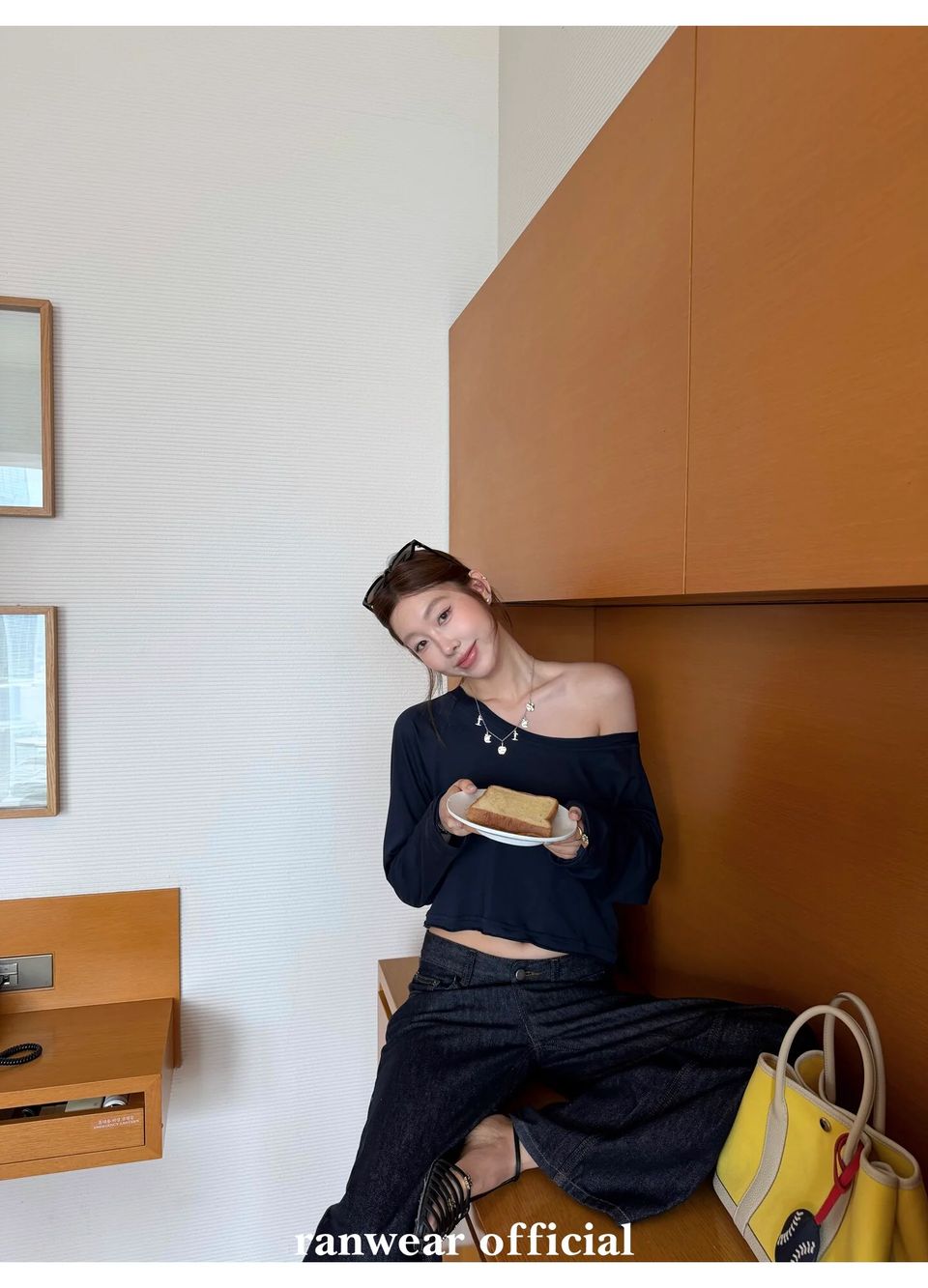 원숄더 이지컷팅 크롭 긴팔탑 상세 이미지 21
