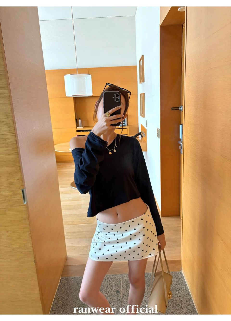 원숄더 이지컷팅 크롭 긴팔탑 상세 이미지 37