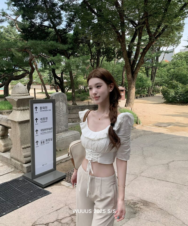화이트 프릴 코르셋 크롭 블라우스 대표 이미지
