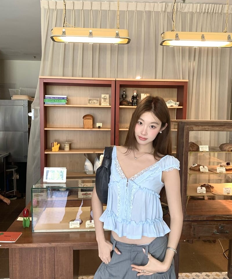 브이넥 레이스 셔링 러플 블라우스 추가 이미지 4