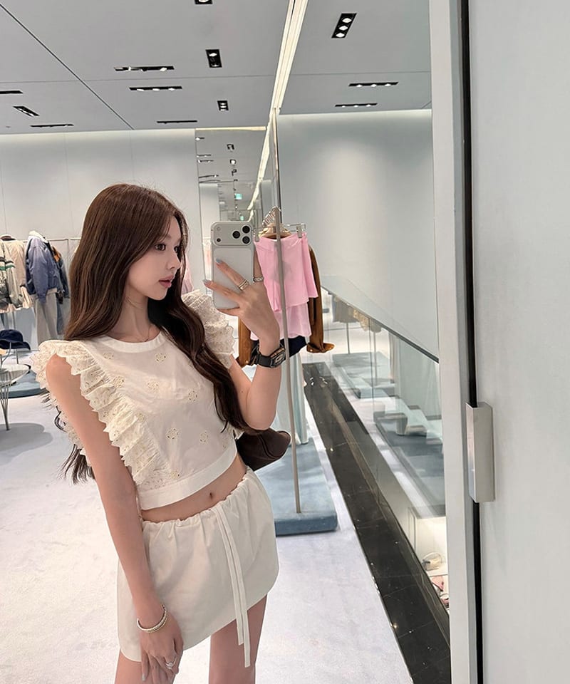 프릴 레이스 펀칭코튼 민소매탑 대표 이미지