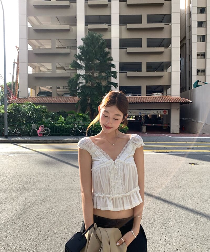 브이넥 레이스 셔링 러플 블라우스 추가 이미지 2