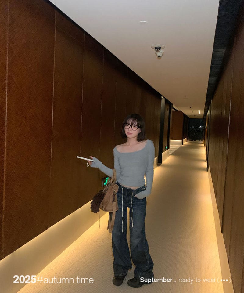 스퀘어넥 슬림핏 긴팔 티셔츠 추가 이미지 3
