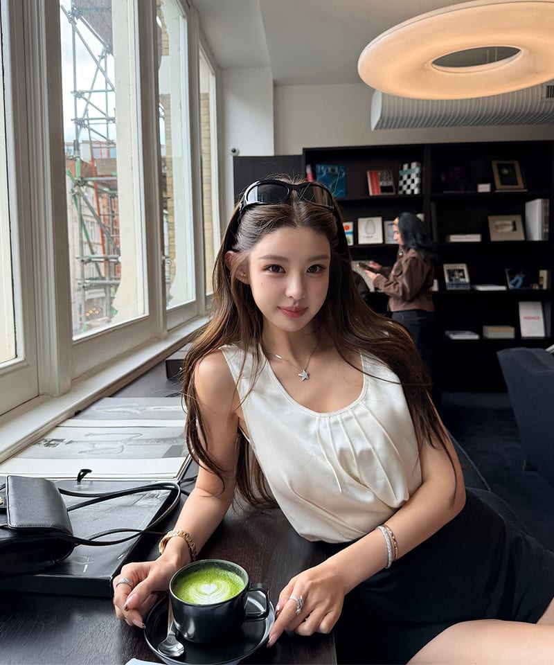 새틴 핀턱 민소매 블라우스 대표 이미지