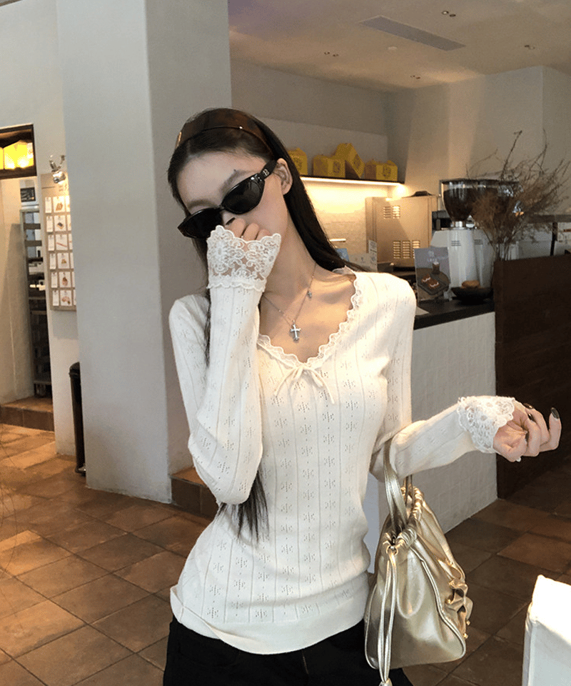 레이스 브이넥 펀칭 롱슬리브 탑 대표 이미지