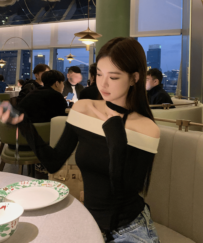 스트랩 배색 오프숄더 긴팔 티셔츠 대표 이미지