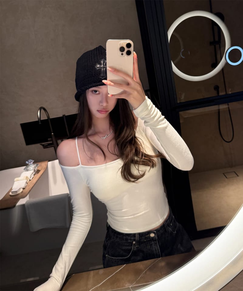 슬림핏 오프숄더 긴팔 티셔츠 추가 이미지 3