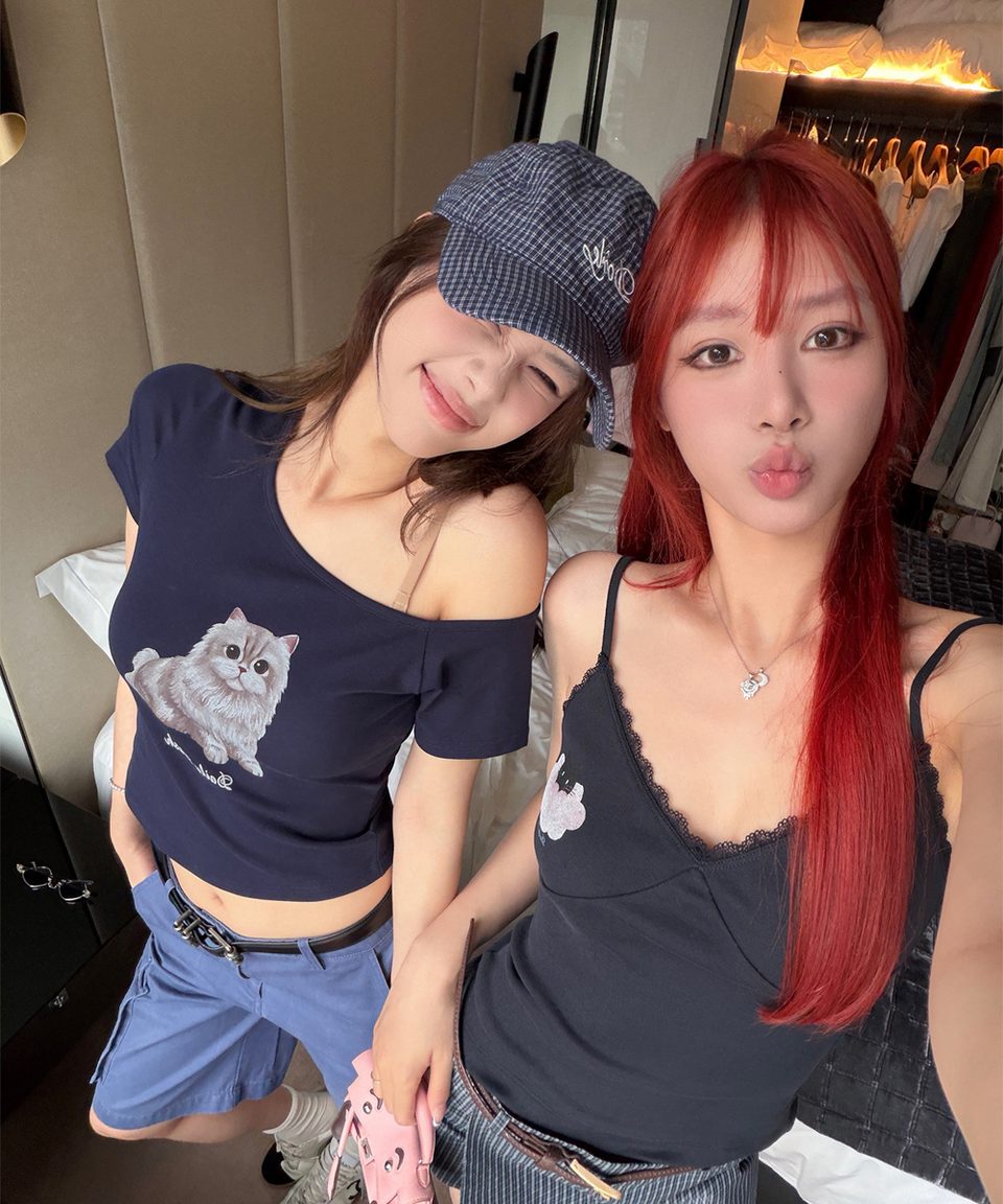 네이비 캣츠 원오프숄더 스트랩 탑 (반팔/나시) 대표 이미지
