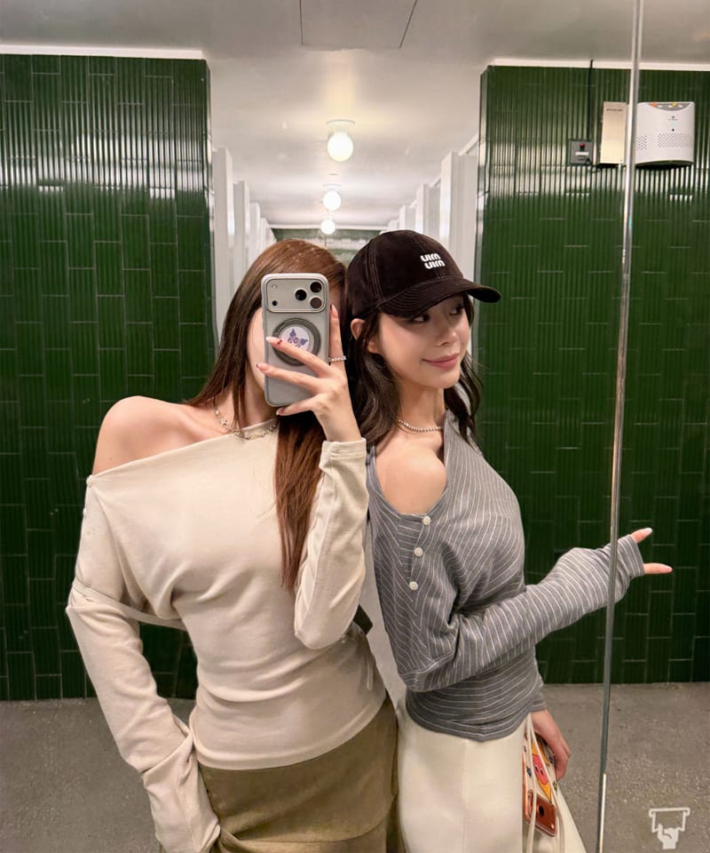 원오프숄더 버튼 긴팔티 대표 이미지