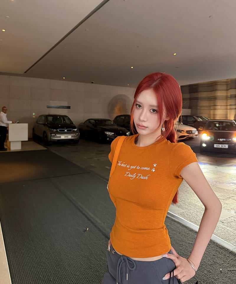 오렌지 레터링 라운드넥 티셔츠 대표 이미지