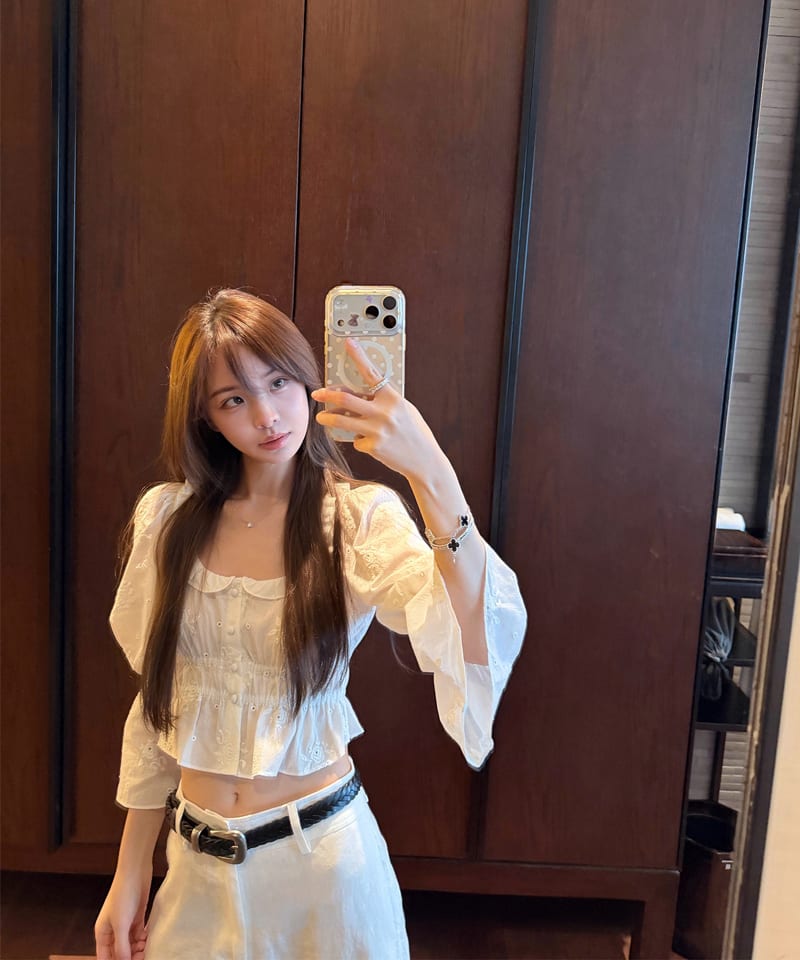 코튼펀칭 화이트 자수 콩버튼 블라우스 대표 이미지