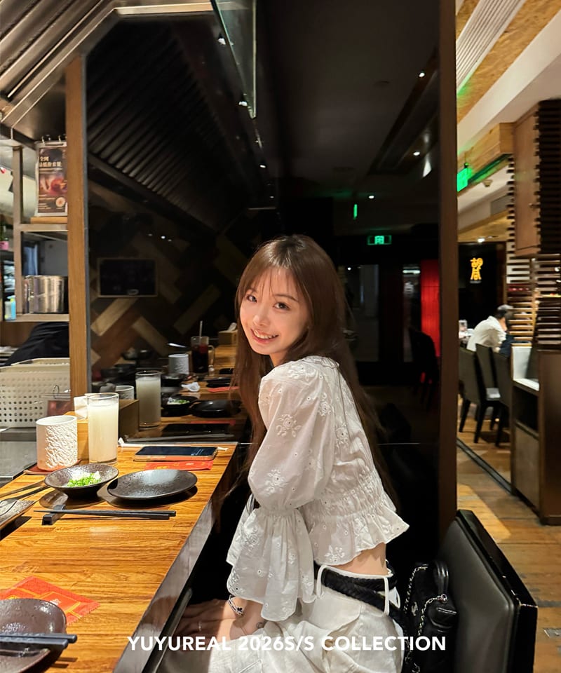 코튼펀칭 화이트 자수 콩버튼 블라우스 추가 이미지 2