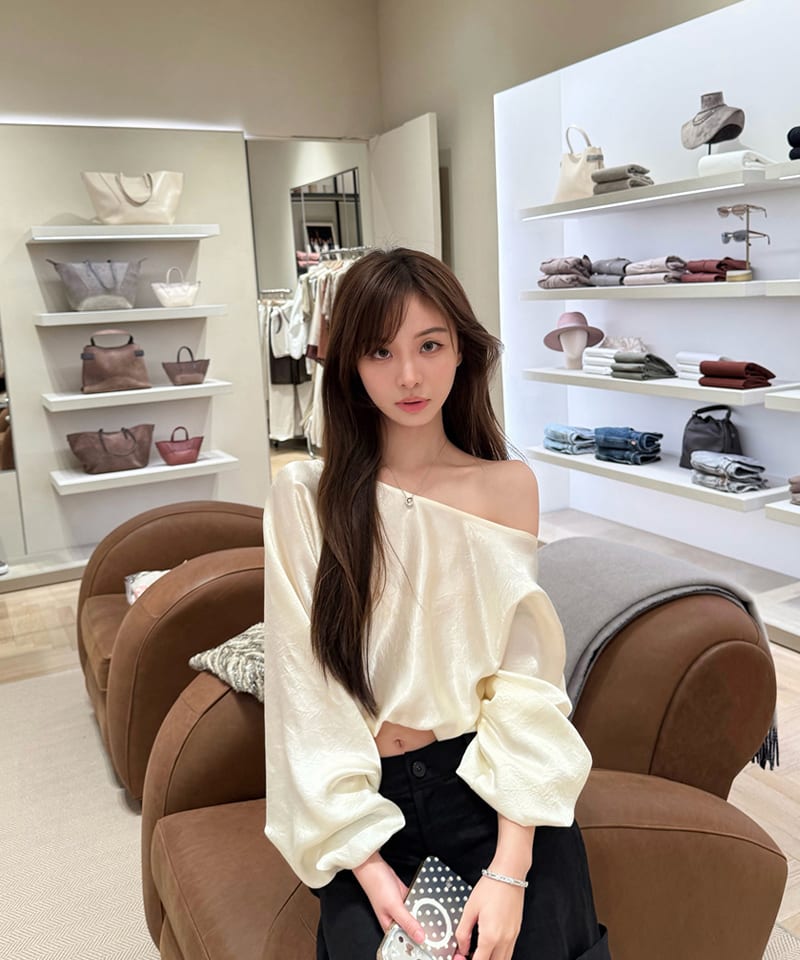 100아세테이트 실키 오프숄더 긴팔탑 대표 이미지