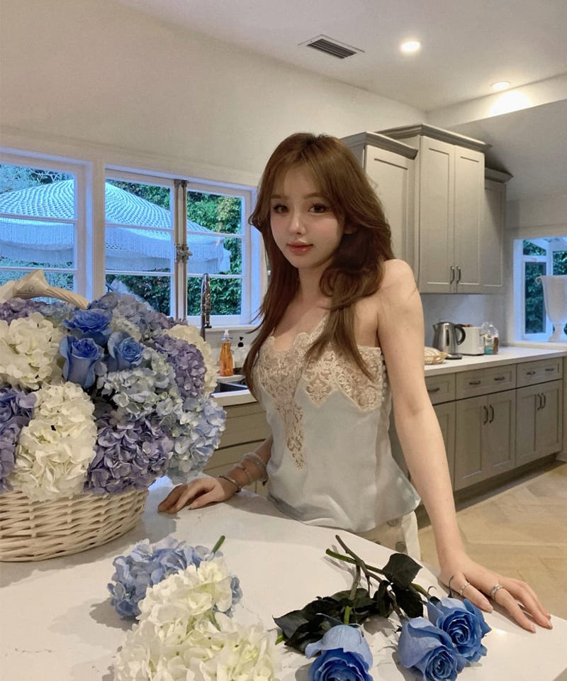 파스텔 딥 레이스 새틴 슬링탑 대표 이미지