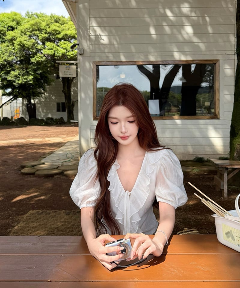 화이트 라이오셀 러플 브이넥 블라우스 추가 이미지 1