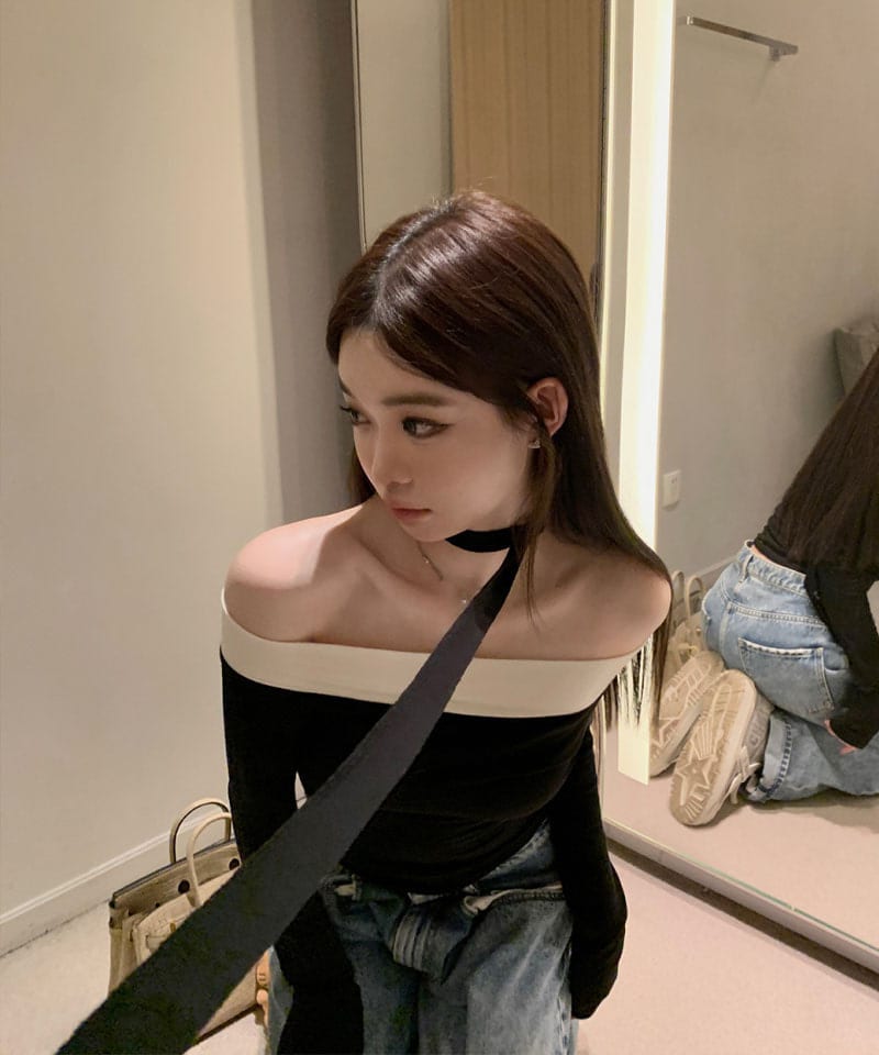 스트랩 배색 오프숄더 긴팔 티셔츠 추가 이미지 3