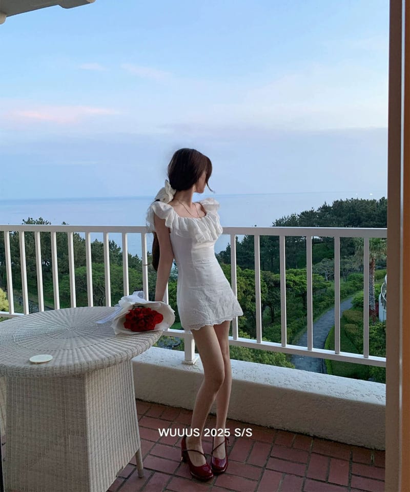 화이트 러플 오프숄더 미니원피스 대표 이미지