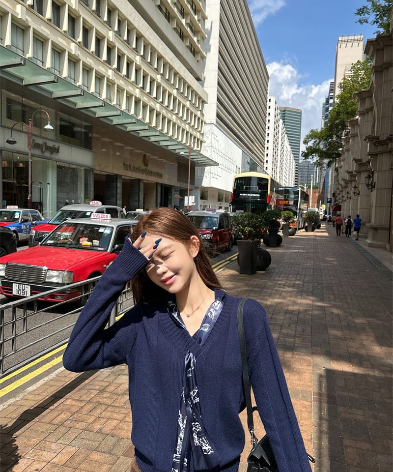 새틴 스카프 울 브이넥 니트 추가 이미지 4