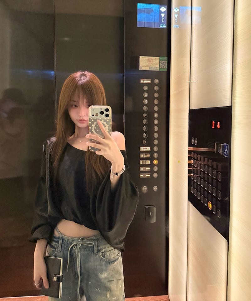 100아세테이트 실키 오프숄더 긴팔탑 추가 이미지 3