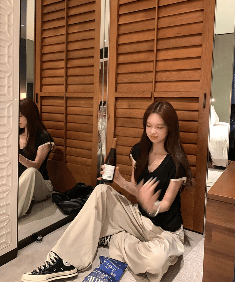 레이어드 U넥 반팔티셔츠 대표 이미지