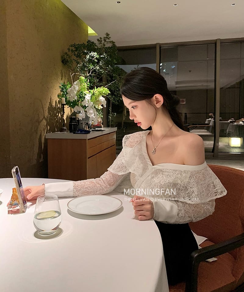 러플 레이스 언발 오프숄더 블라우스 - XS 빠른배송 대표 이미지