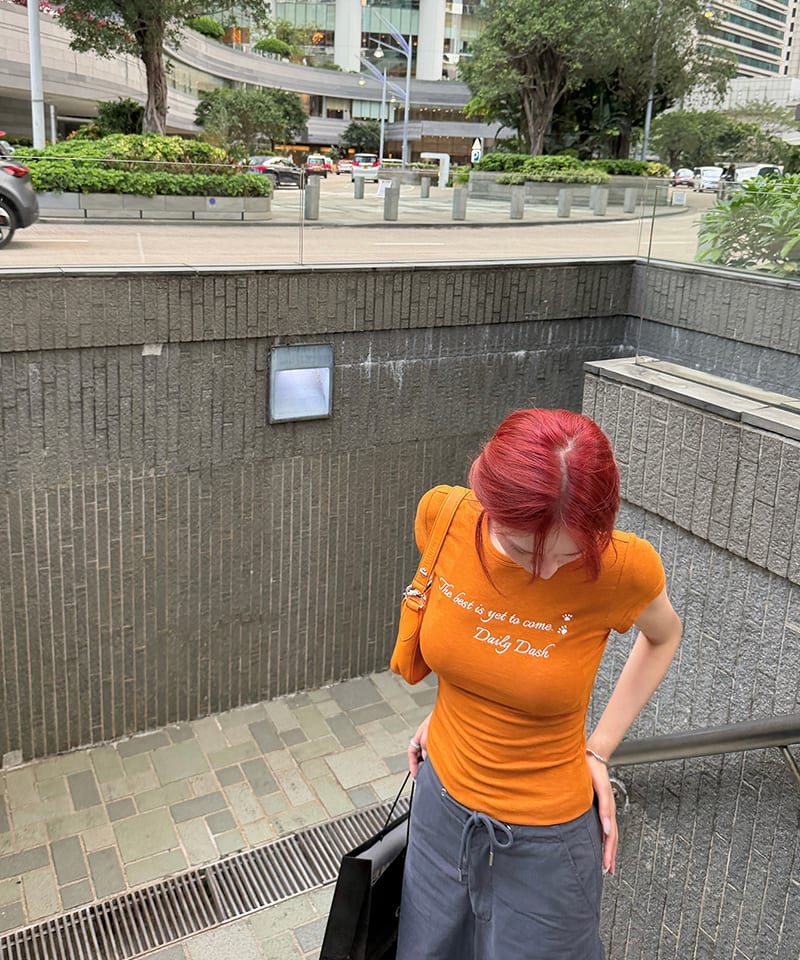 오렌지 레터링 라운드넥 티셔츠 추가 이미지 4